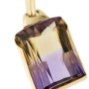 zoom dettaglio ametrino ciondolo di collana in oro giallo