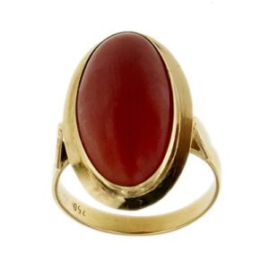 Anello in oro giallo 18kt con corallo rosso ovale taglio cabochon (dimensione 18.5 x 9.5 mm).