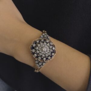 Foto gioiello indossata: bracciale in oro rosa con diamanti e smalto blu