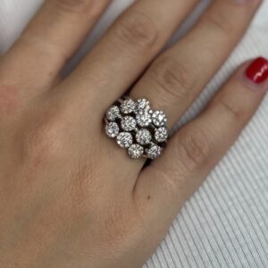 Foto gioiello indossata: anello bouquet con fiori in oro bianco con diamanti