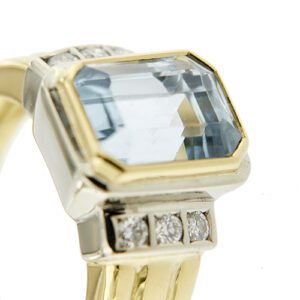 zoom dettaglio acquamarina e diamanti su anello due ori