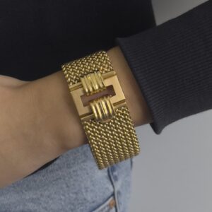 Foto gioiello indossata: bracciale vintage a fascia in oro giallo
