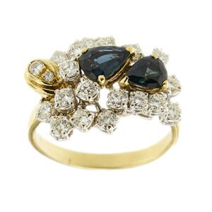 Anello in oro bianco 18kt con 20 diamanti taglio brillante: 18 da 0.07 ct cad., 1 da 0.05 ct w 1 da 0.02 ct; totale 1.38 ct e 2 zaffiri a goccia da 1.25 ct e 1.00 ct - colore FG, purezza VS.