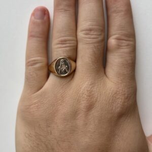 Foto gioiello indossata: anello in oro massoneria da uomo