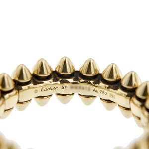 zoom dettaglio interno incisioni su anello Cartier fede Clash