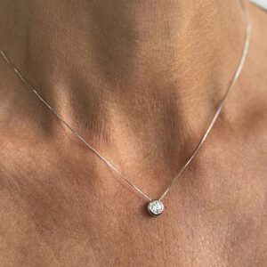 Foto gioiello indossata: collana punto luce oro bianco con diamante da 0,44 ct
