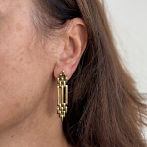 Foto gioiello indossata: orecchini maglia panthere in oro giallo pendenti