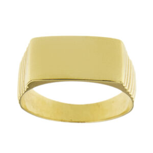 Anello uomo rettangolare in oro giallo 18kt con lavorazione a righe sul gambo.