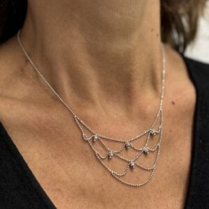 Foto gioiello indossata: collier a rete e maglia pallini in oro bianco