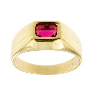 Anello uomo in oro giallo 18kt con cristallo rosso rettangolare e lavorazione rigata ai lati.