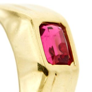 zoom dettaglio pietra preziosa rossa su anello oro giallo 18kt uomo