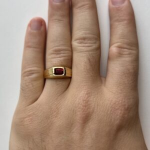 Foto gioiello indossata: anello uomo in oro giallo con cristallo rosso