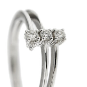 zoom dettaglio diamanti su anello trilogy in oro bianco bliss