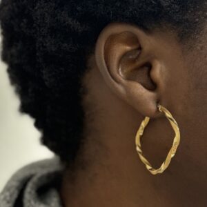 Foto gioiello indossata: orecchini oro giallo torchon a cerchio