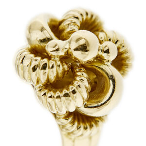 zoom dettaglio fiore di anello vintage in oro giallo