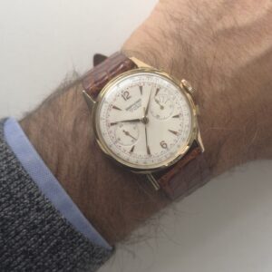 Foto gioiello indossata: orologio cronografo in oro giallo