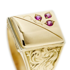 zoom dettaglio anello oro scudo uomo con rubini