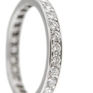 zoom dettaglio diamanti su anello eternelle oro bianco