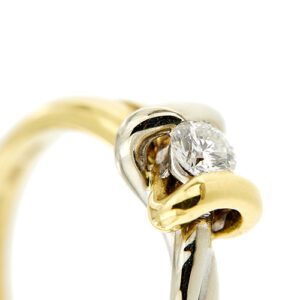 zoom dettaglio diamante di anello solitario due ori Brand Salvini
