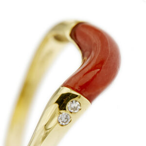 zoom lato di anello oro giallo con corallo rosso e diamanti