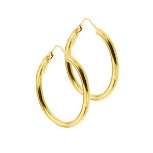 Orecchini ovali a cerchio in oro giallo 18kt e chiusura a leva.