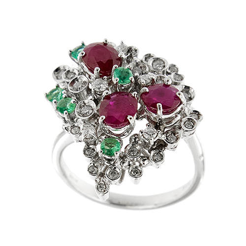Anello in oro bianco 18kt con 3 rubini ovali da 0.80 ct cad., 5 smeraldi da 0.05 ct cad. e 29 diamanti: 1 da 0.05 ct, 8 da 0.02 ct cad. e 20 da .0.1 ct cad. totale 0.40 ct - colore GH e purezza VS.