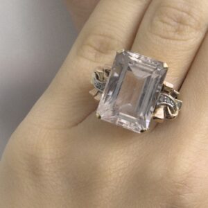 Foto gioiello indossata: anello vintage in oro con morganite e diamanti