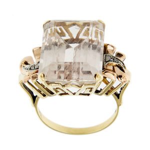 Anello vintage in oro giallo, oro rosa e oro bianco 18kt con morganite rettangolare di 13 ct e ai lati 4 diamanti taglio rosette e lavorazione decorativa.