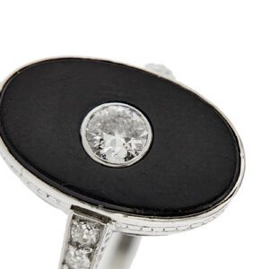 zoom dettaglio diamanti e onice su anello platino con diamanti stile art decò