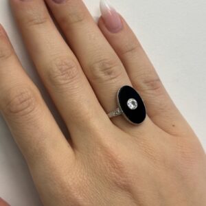 Foto gioiello indossata: anello art decò in platino con onice nero e diamanti