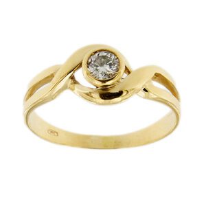 Anello solitario in oro giallo 18kt con diamante taglio brillante da 0.20 ct - colore FG e purezza VS; montatura a notte con incrocio e gambo doppio.