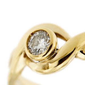 zoom dettaglio diamante su anello solitario oro giallo
