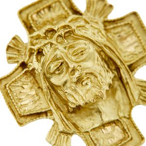 zoom dettaglio volto di Cristo ciondolo in oro giallo