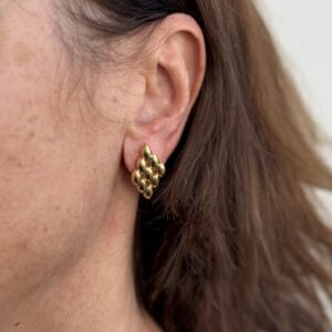 Foto gioiello indossata: orecchini in oro giallo maglia panthere