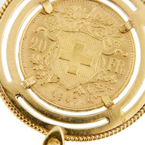 zoom dettaglio retro di ciondolo oro giallo con moneta marengo