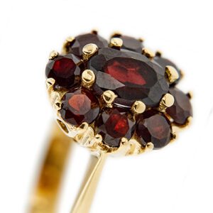 zoom dettaglio granati su anello oro giallo a fiore