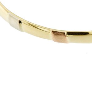dettaglio inserti in oro bianco e rosa su bracciale rigido bangle in oro giallo