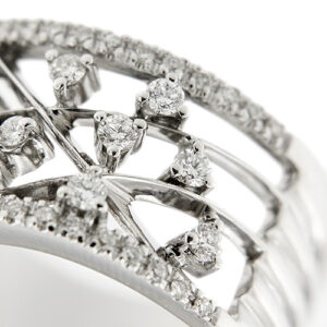 zoom dettaglio diamanti su anello in oro bianco a fascia