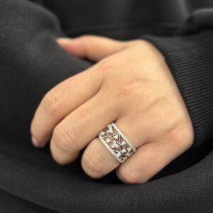 Foto gioiello indossata: anello a fascia in oro bianco con diamanti