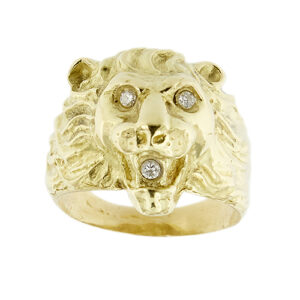 Anello uomo a testa di leone in oro giallo 18kt con 3 diamanti taglio brillante da 0.05 ct cad.; totale 0.15 ct - colore FG e purezza VS.