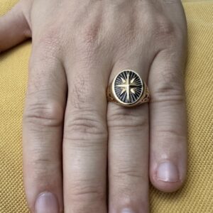 Foto gioiello indossata: anello uomo in oro a scuso con rosa dei venti e smalto nero