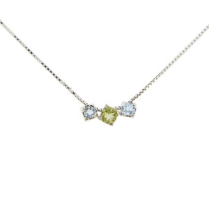 Collana maglia veneta in oro bianco 18kt con tre punti luce con olivina verde e due topazi azzurri, chiusura a moschettone.