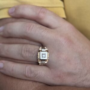 Foto gioiello indossata: anello uomo a scudo in due ori con diamante