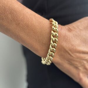 Foto gioiello indossata: bracciale maglia grumetta in oro giallo