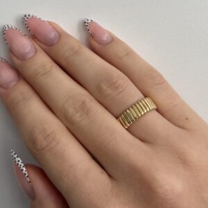 Foto gioiello indossata: anello in oro giallo tubogas morbido