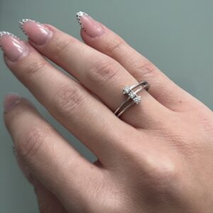 Foto gioiello indossata: anello in oro bianco BLISS trilogy con diamanti