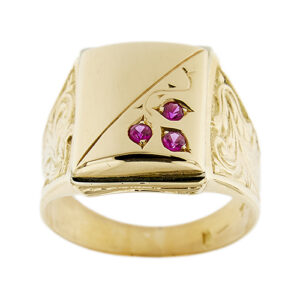 Anello uomo rettangolare in oro giallo 18kt con 3 rubini da 0,05 ct cad e gambo con decorazione a volute.