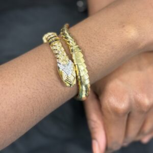 Foto gioiello indossata: bracciale a serpente in oro giallo, rigido con diamanti