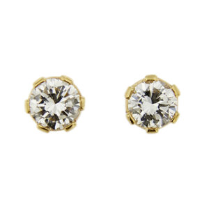 Orecchini punti luce in oro giallo 18kt con 2 diamanti taglio brillante da 0,38 ct cad., totale 0,76 ct - colore GH e purezza VS; montatura a 6 griffe e chiusura con perno e farfallina.