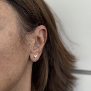 Foto gioiello indossata: orecchini punto luce in oro giallo con diamante